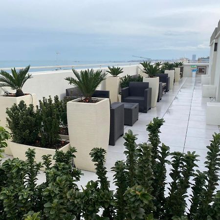 Hotel Byron Римини Екстериор снимка