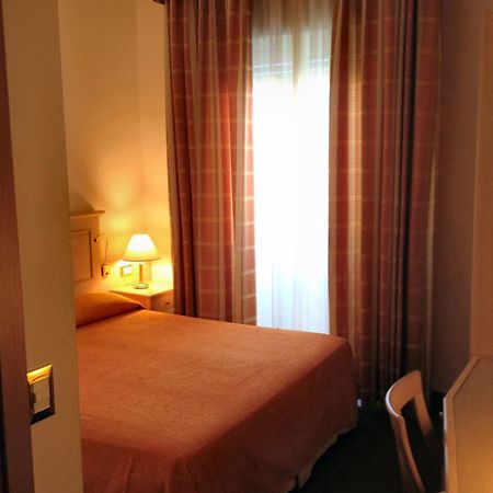Hotel Byron Римини Стая снимка