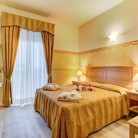 Hotel Byron Римини Екстериор снимка