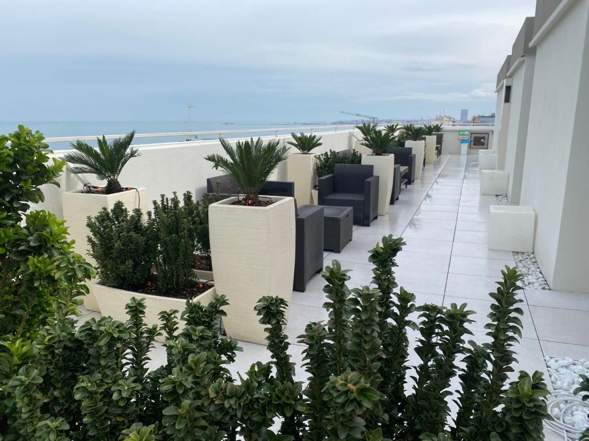 Hotel Byron Римини Екстериор снимка