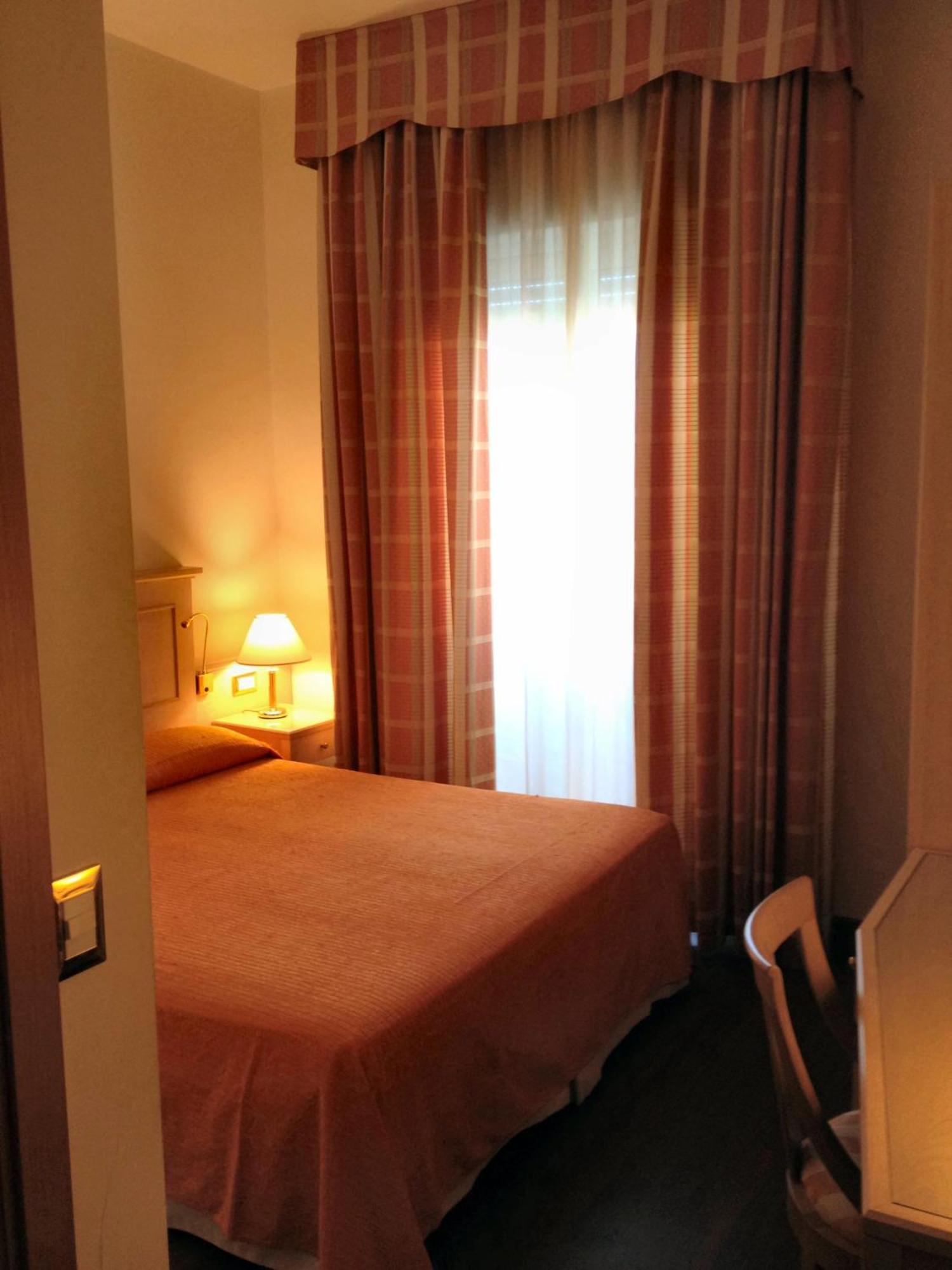 Hotel Byron Римини Стая снимка