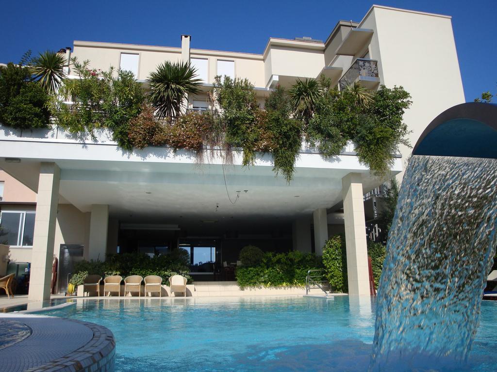 Hotel Byron Римини Екстериор снимка