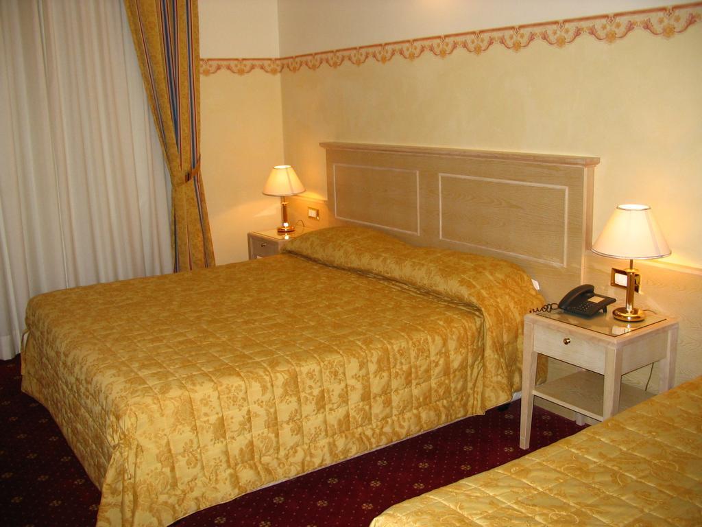 Hotel Byron Римини Екстериор снимка