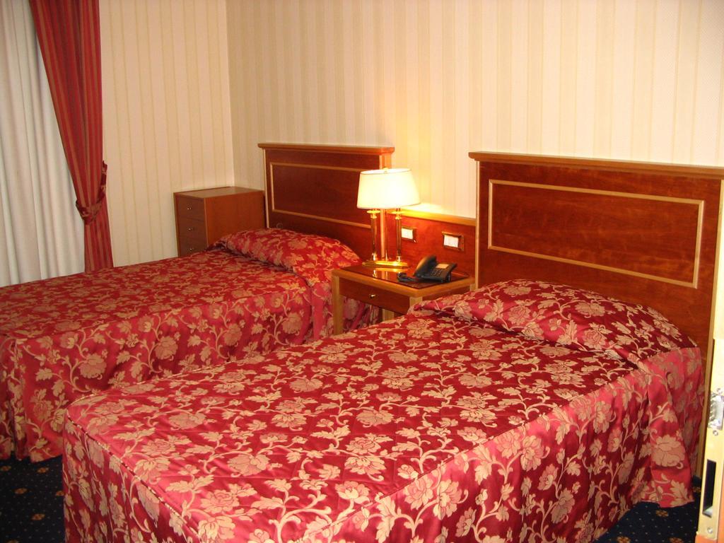 Hotel Byron Римини Екстериор снимка