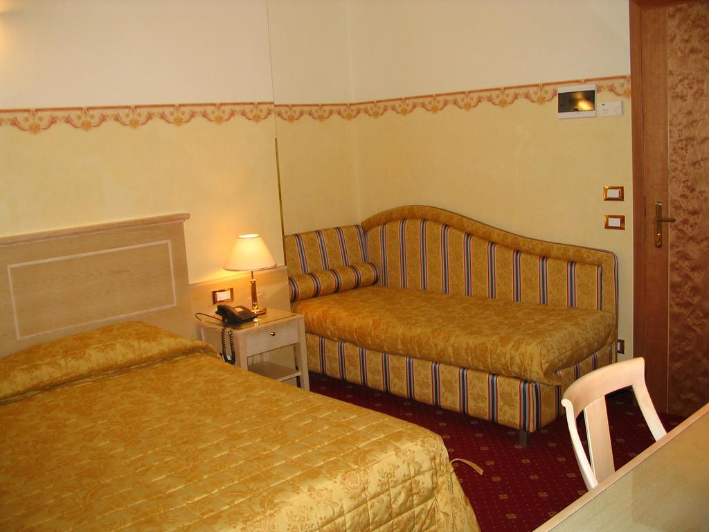Hotel Byron Римини Екстериор снимка