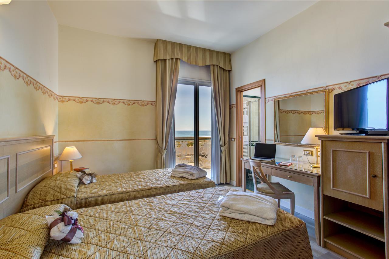 Hotel Byron Римини Екстериор снимка