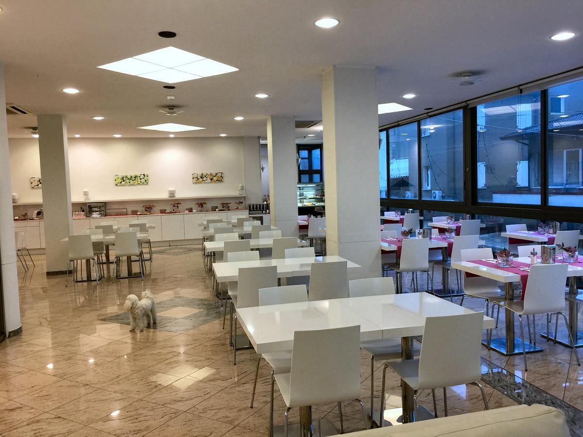 Hotel Byron Римини Екстериор снимка