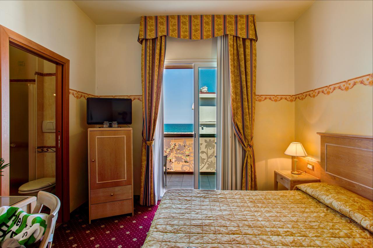Hotel Byron Римини Екстериор снимка