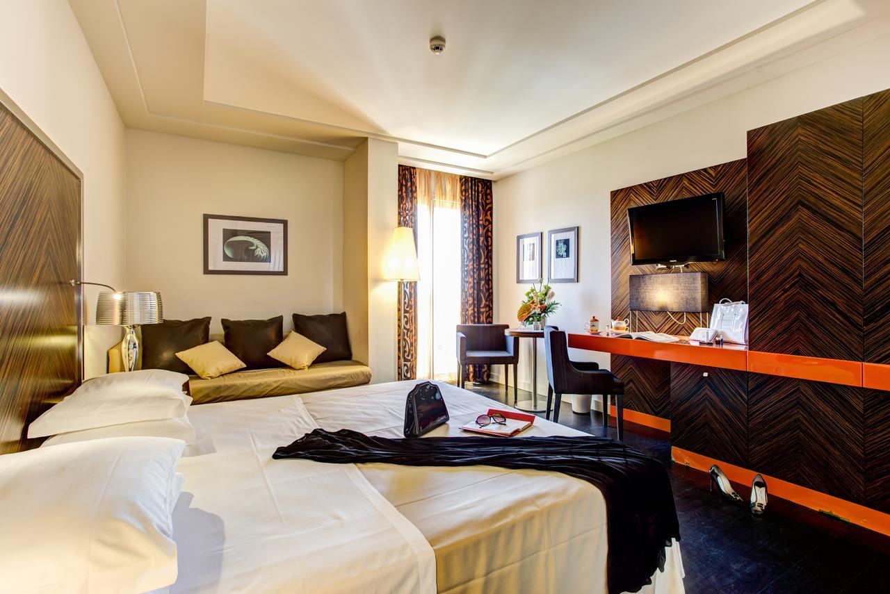 Hotel Byron Римини Екстериор снимка