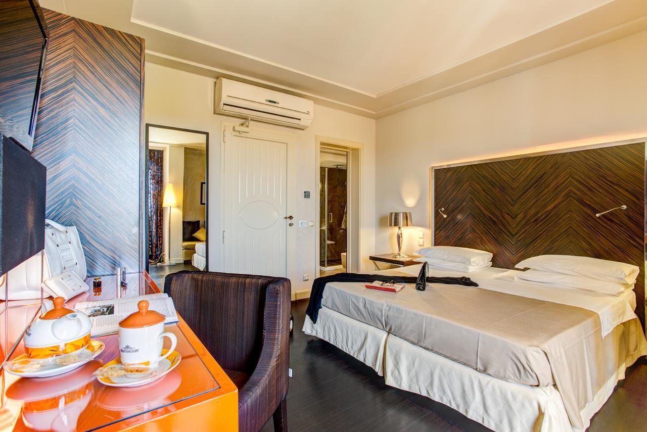 Hotel Byron Римини Екстериор снимка