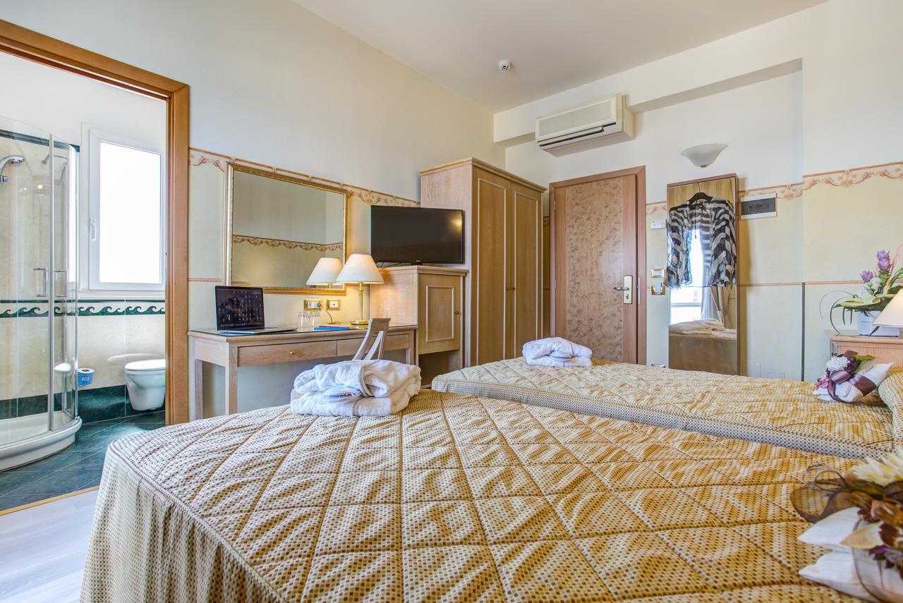 Hotel Byron Римини Екстериор снимка