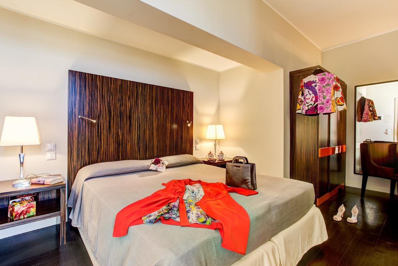 Hotel Byron Римини Екстериор снимка