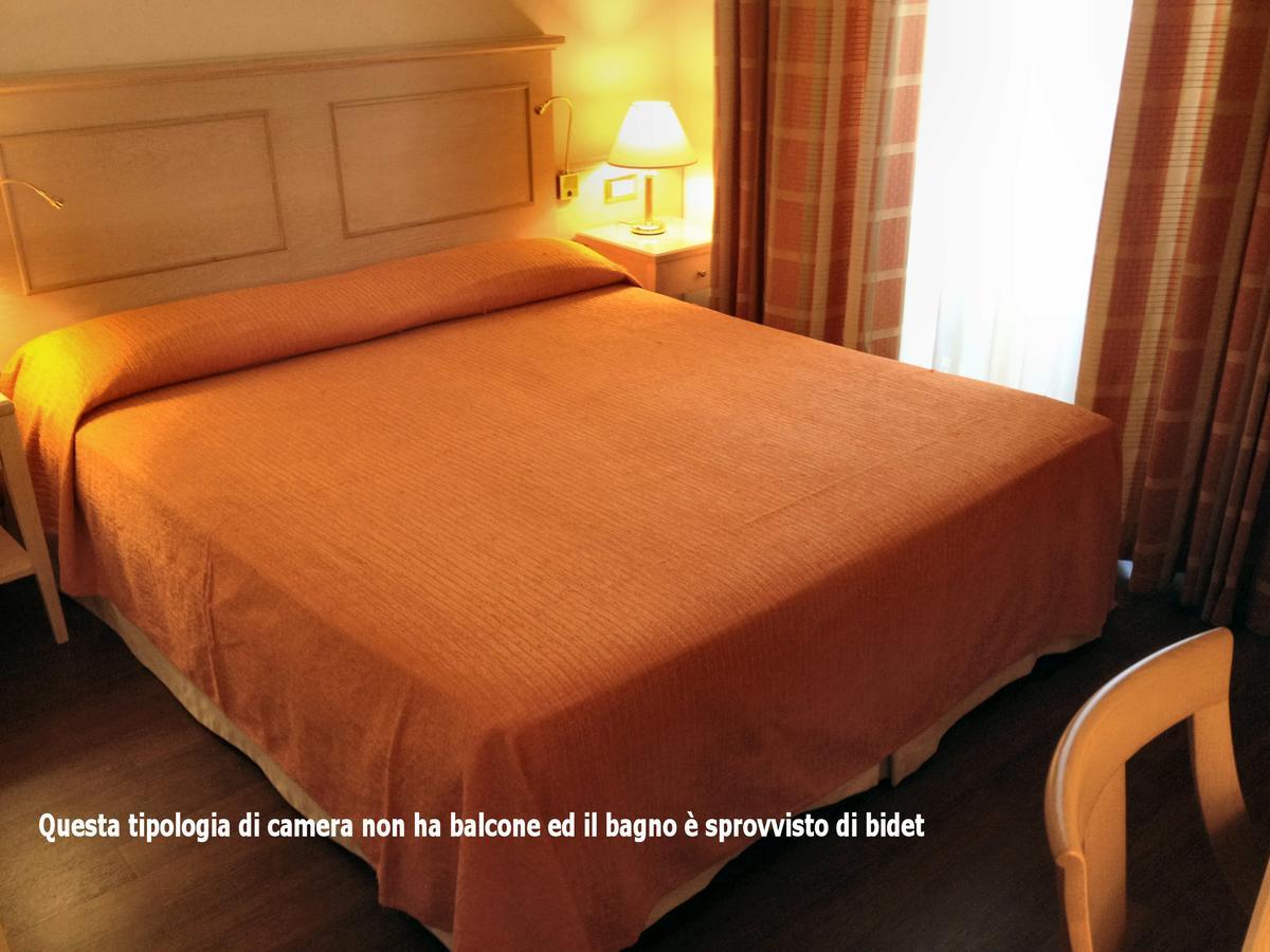 Hotel Byron Римини Екстериор снимка