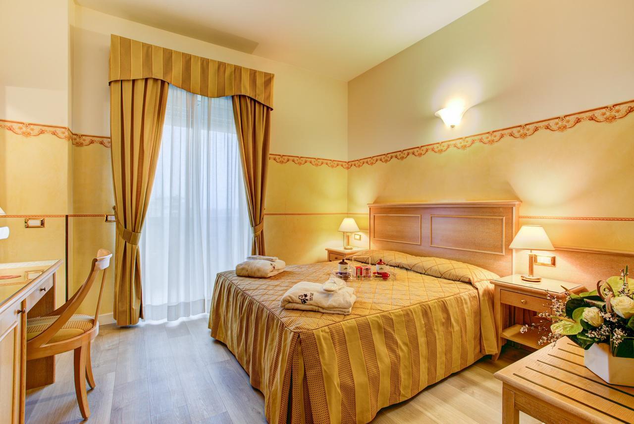 Hotel Byron Римини Екстериор снимка