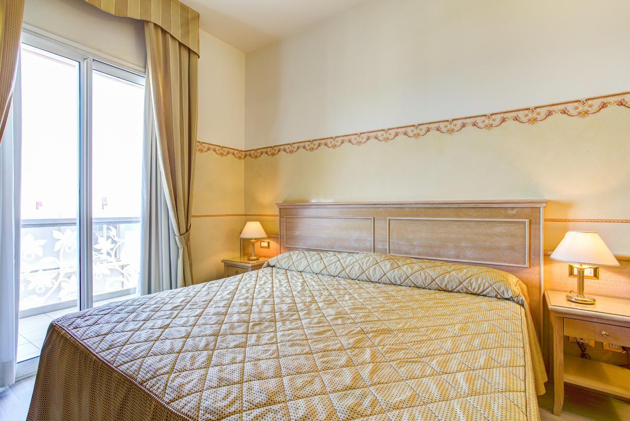 Hotel Byron Римини Екстериор снимка