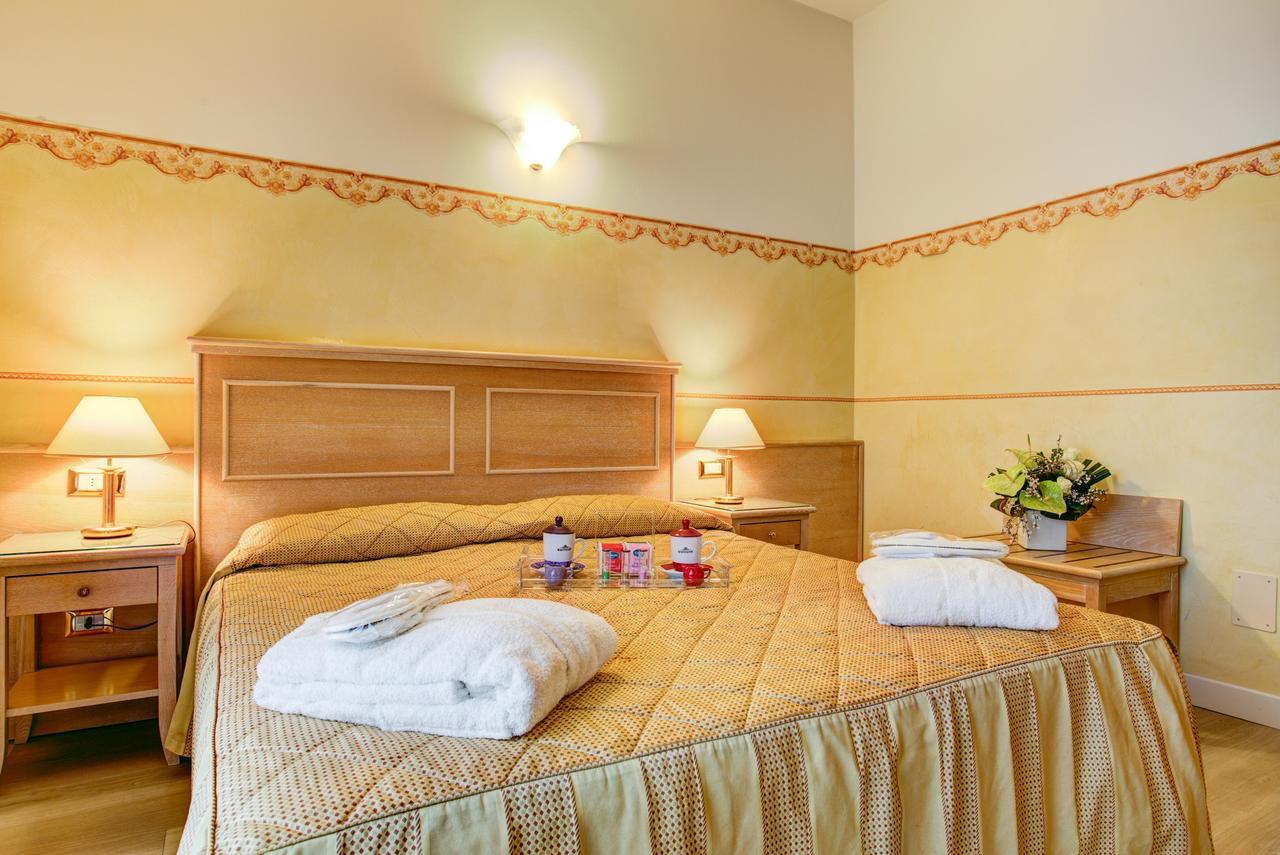 Hotel Byron Римини Екстериор снимка