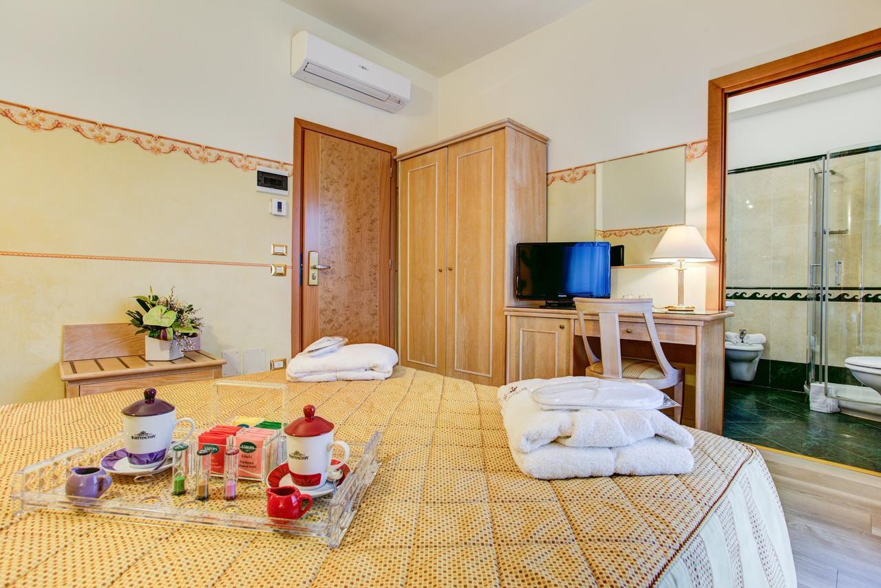 Hotel Byron Римини Екстериор снимка