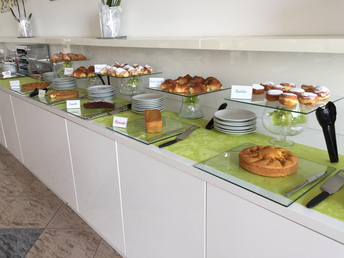 Hotel Byron Римини Екстериор снимка