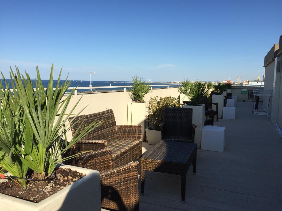 Hotel Byron Римини Екстериор снимка